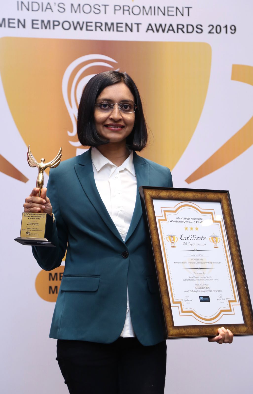 Dr. Pooja Patel receiving Women Empowerment Award of India